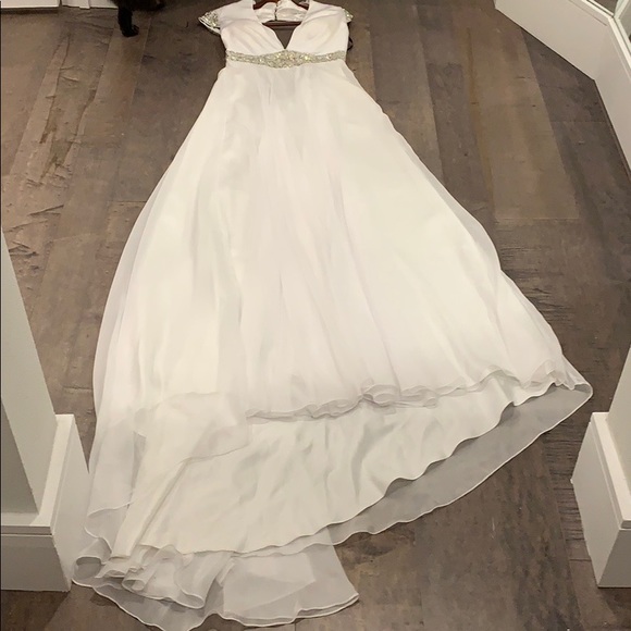 White gown with jewels - Picture 6 of 8